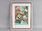 tableau représentant un vase de fleurs posé sur une table devant un mur gris