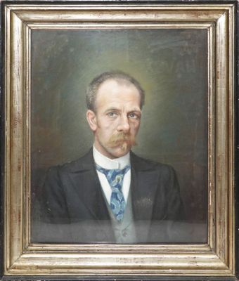 portrait d'un homme en costume-cravate dans un cadre doré
