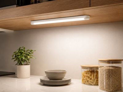 une photo d'un plan de travail de cuisine sur lequel est posé un saladier de pâtes