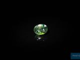 une tourmaline verte posée sur un fond noir