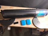 une enceinte posée sur une table en bois