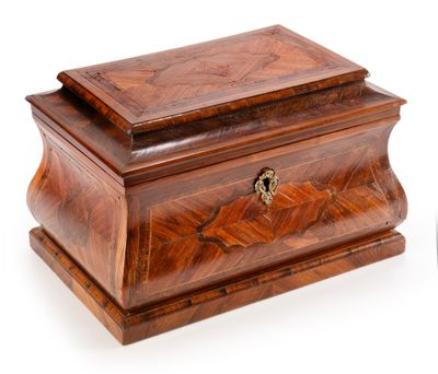 une vieille boîte en bois avec une clé, sur fond blanc