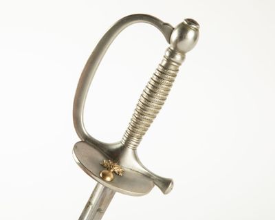 un gros plan d'une épée avec une poignée en métal
