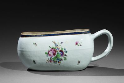 une tasse blanche avec une anse bleue et un motif floral