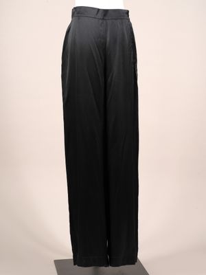 un mannequin vêtu d'un pantalon noir et d'une chemise blanche