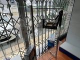une pièce avec un lit et un bureau