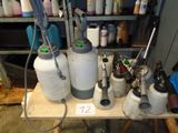 de nombreux pots de peinture et d'autres objets posés sur une table