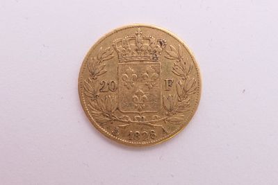 gros plan d'une pièce d'or sur une surface blanche