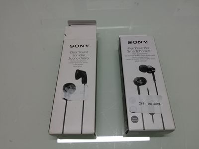 deux écouteurs Sony posés l'un à côté de l'autre sur une table
