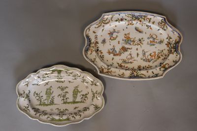 Deux assiettes ornées d'un motif sont posées sur une table.