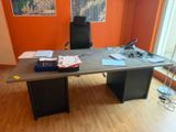 un bureau sur lequel se trouvent une chaise et un téléphone