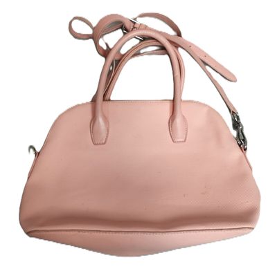 sac à main en cuir rose sur fond blanc