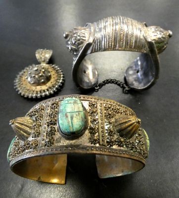 deux bracelets en argent et un bracelet en turquoise posés sur une table
