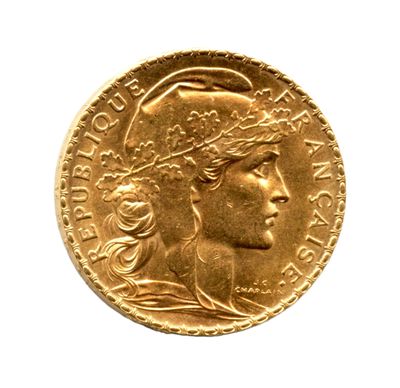 gros plan d'une pièce d'or avec un visage de femme