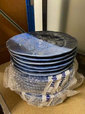 une pile d'assiettes bleues posée sur un comptoir