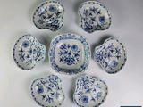 six bols bleus et blancs ornés de motifs floraux
