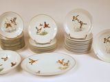 beaucoup d'assiettes et de bols décorés d'oiseaux
