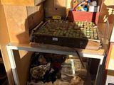 de nombreuses boîtes de nourriture posées sur une étagère dans une pièce
