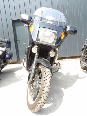 deux motos garées l'une à côté de l'autre devant un immeuble