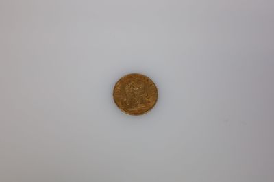 gros plan d'une pièce de monnaie sur une surface blanche avec un fond blanc