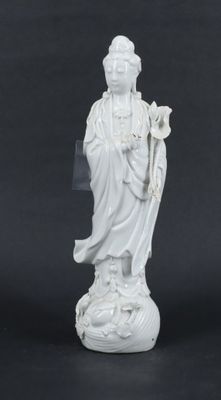 figurine en porcelaine blanche chinoise représentant un homme tenant un bâton