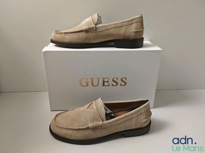 Mocassins Guess de couleur beige avec semelles noires