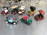 un grand nombre de voitures-jouets qui se trouvent sur la table