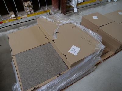 deux cartons posés par terre dans l'entrepôt