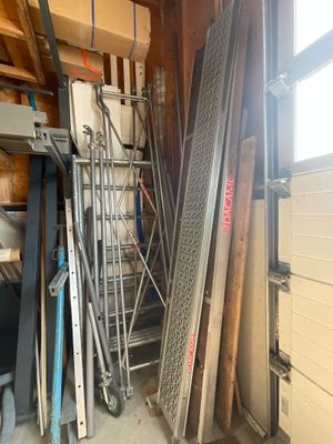 tout un tas d'objets métalliques de toutes sortes dans un garage