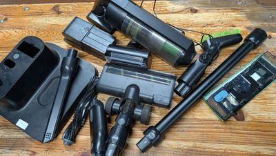de nombreux appareils électroniques de toutes sortes posés sur une table en bois
