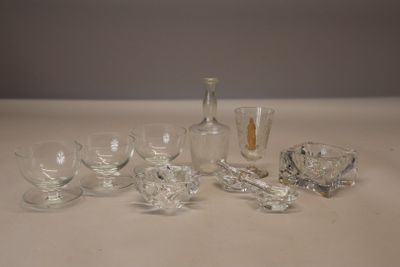 beaucoup de verres et une bouteille sur la table