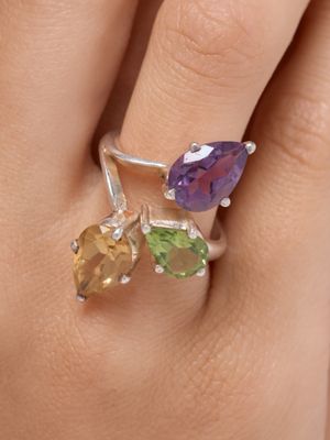 gros plan de la main d'une personne portant une bague