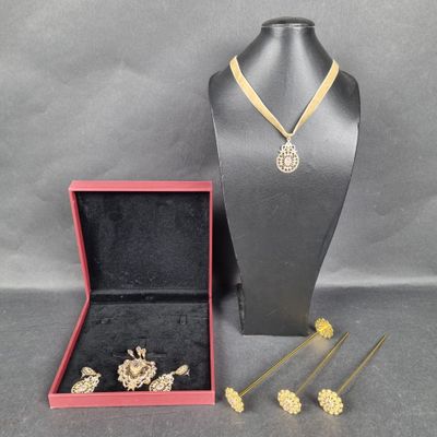 Ensemble composé d'un collier et de boucles d'oreilles plaqués or, présenté dans un coffret en velours noir