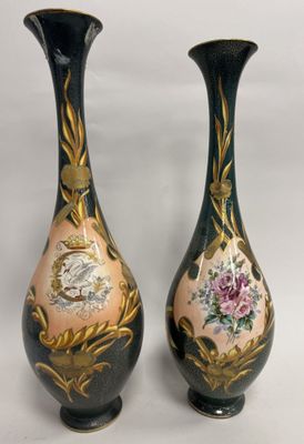 deux vases posés côte à côte sur une surface blanche