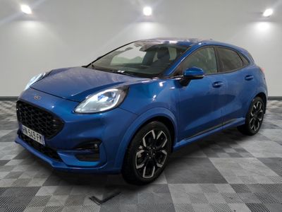 Une Ford Kad bleue est garée sur un sol à damier.