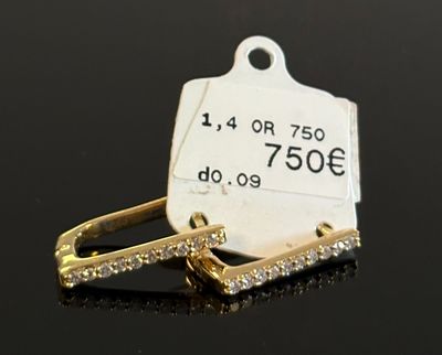 une étiquette apposée sur une surface noire