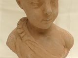 un buste d'enfant en argile sur fond blanc
