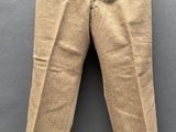 un gros plan d'un pantalon suspendu à un cintre