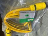un tuyau jaune qui se trouve dans un sac en plastique