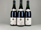 trois bouteilles de vin sont alignées sur une table