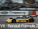 une photo d'une voiture de course jaune roulant sur un circuit