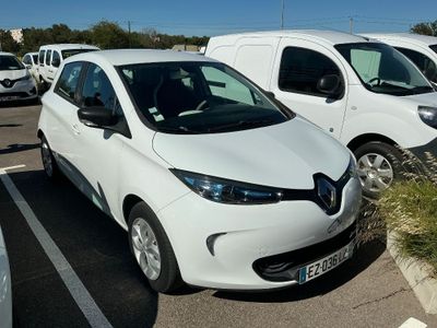 une voiture blanche garée dans un parking à côté d'autres voitures