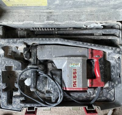 un outil dans la mallette posée sur le sol