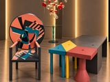 deux chaises colorées et une table dans une pièce