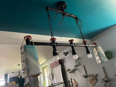 un lustre suspendu au plafond dans une cuisine
