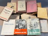 de nombreux livres posés sur une table