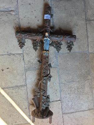 une croix au sol sur laquelle est collé un autocollant