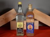deux bouteilles d'alcool posées l'une à côté de l'autre sur une table
