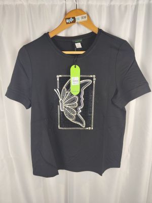un t-shirt noir avec un papillon sur le devant et une étiquette verte dans le dos