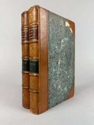 deux livres posés l'un sur l'autre sur une table